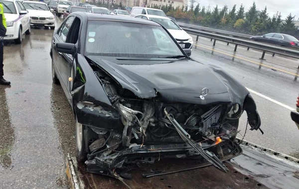 Bakı-Quba yolunda sürücü idarəetməni itirərək qəza törətdi - FOTO