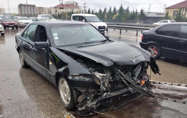 Bakı-Quba yolunda sürücü idarəetməni itirərək qəza törətdi - FOTO