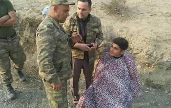 Şəkidə işləyən bərbər əsgərlərin saç-saqqalını qırxmaq üçün cəbhəyə getdi - VİDEO
