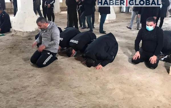 "Qarabağ"ın futbolçuları Ağdamdakı Cümə məscidində namaz qılıb - FOTO