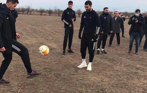27 il sonra ilk dəfə: Prezidentin köməkçisi “Qarabağ” klubu ilə Ağdamda futbol oynadı - VİDEO