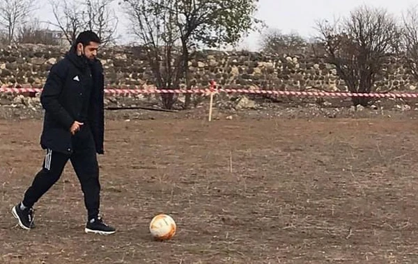 27 il sonra ilk dəfə: Prezidentin köməkçisi “Qarabağ” klubu ilə Ağdamda futbol oynadı - VİDEO