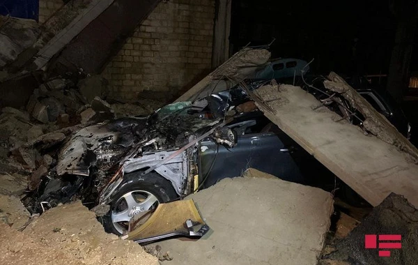 Xırdalanda uçqun baş verdi - 2 maşın dağıntılar altında qaldı - FOTO
