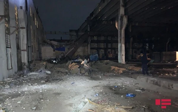 Xırdalanda uçqun baş verdi - 2 maşın dağıntılar altında qaldı - FOTO