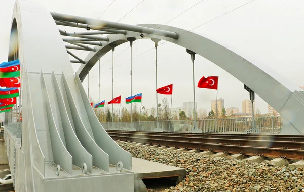 Xırdalan dairəsi yaxınlığında yeni dəmir yolu körpüsünün tikintisi yekunlaşdırılıb - FOTO