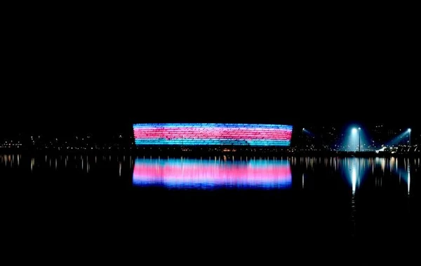 Heydər Əliyev Mərkəzi, "Alov qüllələri" və Bakı Olimpiya Stadionu Azərbaycan bayrağı ilə işıqlandırılıb - FOTO