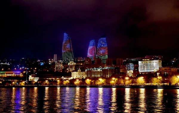 Heydər Əliyev Mərkəzi, "Alov qüllələri" və Bakı Olimpiya Stadionu Azərbaycan bayrağı ilə işıqlandırılıb - FOTO