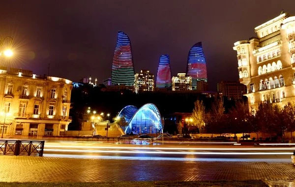 Heydər Əliyev Mərkəzi, "Alov qüllələri" və Bakı Olimpiya Stadionu Azərbaycan bayrağı ilə işıqlandırılıb - FOTO