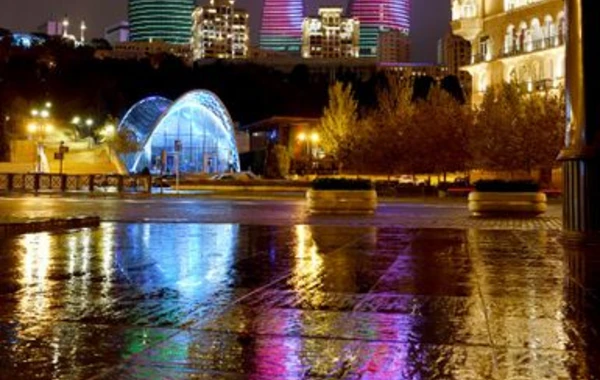 Heydər Əliyev Mərkəzi, "Alov qüllələri" və Bakı Olimpiya Stadionu Azərbaycan bayrağı ilə işıqlandırılıb - FOTO