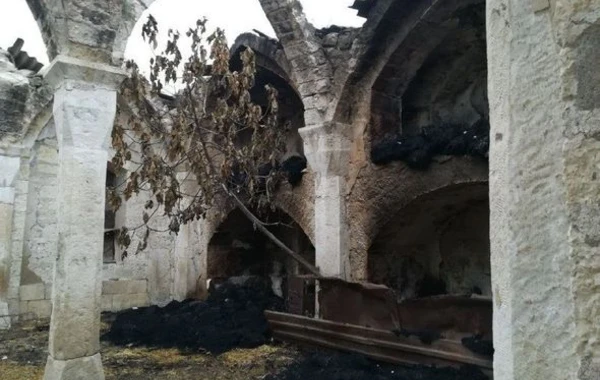 Ermənilər Ağdamı tərk edərkən məzarları dağıdıb, ot tayalarına od vurublar - FOTO