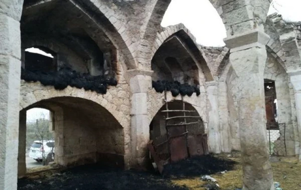Ermənilər Ağdamı tərk edərkən məzarları dağıdıb, ot tayalarına od vurublar - FOTO