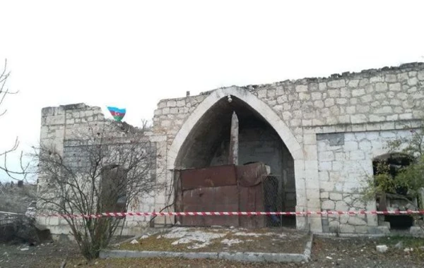 Ermənilər Ağdamı tərk edərkən məzarları dağıdıb, ot tayalarına od vurublar - FOTO