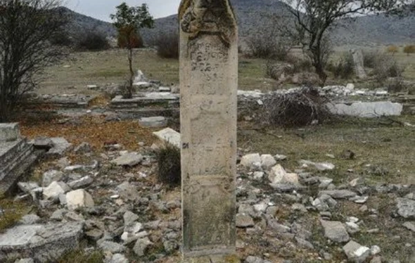 Ermənilər Ağdamı tərk edərkən məzarları dağıdıb, ot tayalarına od vurublar - FOTO