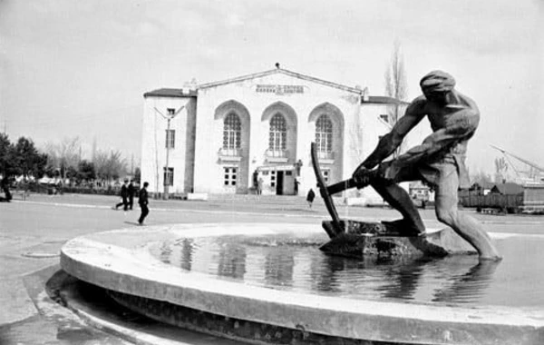 Məşhur fotoqraf Ağdam teatrının qarşısındakı heykəlin aqibətindən yazdı - FOTO