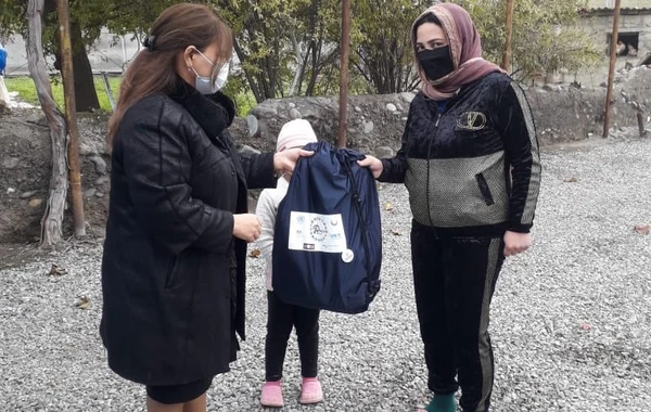 Britaniyanın Azərbaycandakı səfiri yardım aksiyasına qoşulub - FOTO