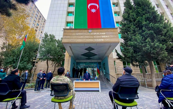 Müharibə əlillərinə yeni avtomobillər təqdim edildi - FOTO
