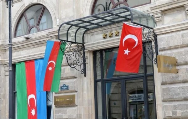 Türkiyə və Azərbaycan bayraqları ilə bəzənmiş Bakı küçələri - FOTO