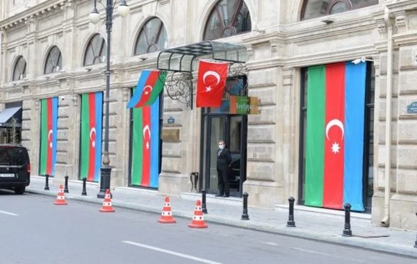 Türkiyə və Azərbaycan bayraqları ilə bəzənmiş Bakı küçələri - FOTO