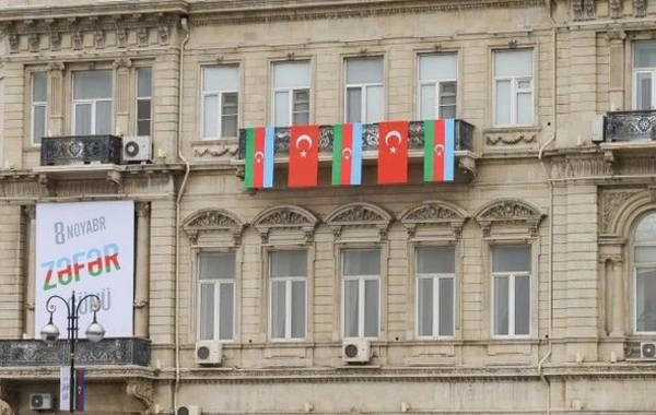 Türkiyə və Azərbaycan bayraqları ilə bəzənmiş Bakı küçələri - FOTO