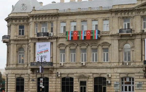Türkiyə və Azərbaycan bayraqları ilə bəzənmiş Bakı küçələri - FOTO