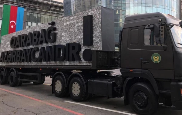 Azərbaycan Ordusunun məhv etdiyi düşmən texnikalarının nömrələrindən ibarət lövhə hazırlanıb - FOTO