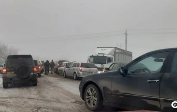 Qarlı hava Bakı-Şamaxı-Yevlax yolunu iflic etdi - FOTO