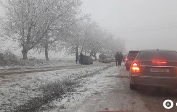 Qarlı hava Bakı-Şamaxı-Yevlax yolunu iflic etdi - FOTO