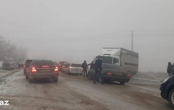 Qarlı hava Bakı-Şamaxı-Yevlax yolunu iflic etdi - FOTO