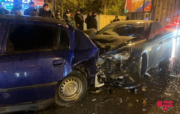 Bakıda "Porsche" qəza törədib, xəsarət alan var - FOTO