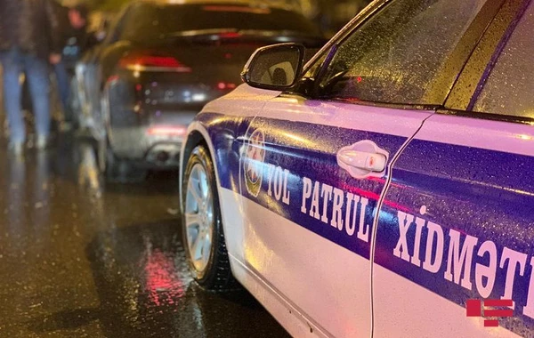 Bakıda "Porsche" qəza törədib, xəsarət alan var - FOTO