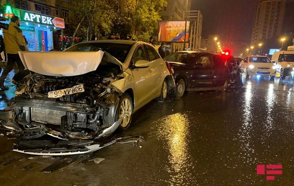 Bakıda "Porsche" qəza törədib, xəsarət alan var - FOTO