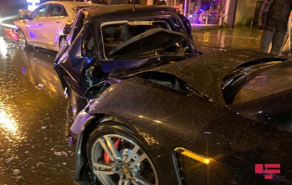 Bakıda "Porsche" qəza törədib, xəsarət alan var - FOTO