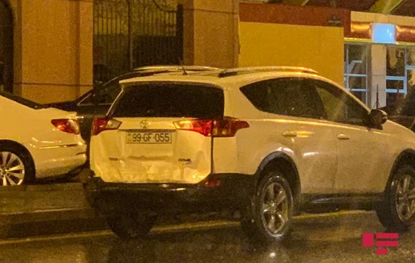 Bakıda "Porsche" qəza törədib, xəsarət alan var - FOTO