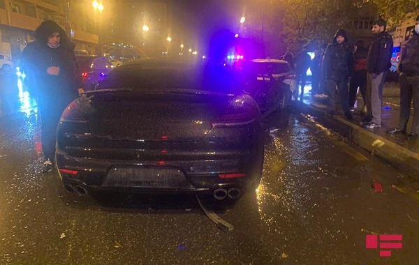 Bakıda "Porsche" qəza törədib, xəsarət alan var - FOTO