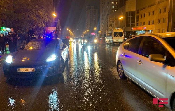 Bakıda "Porsche" qəza törədib, xəsarət alan var - FOTO