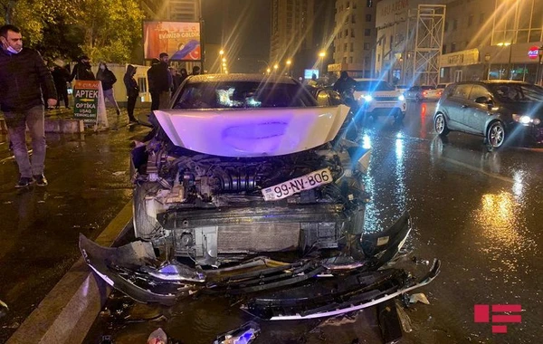 Bakıda "Porsche" qəza törədib, xəsarət alan var - FOTO