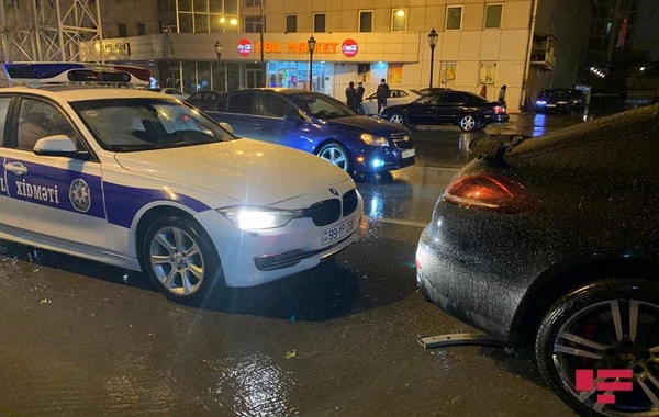 Bakıda "Porsche" qəza törədib, xəsarət alan var - FOTO