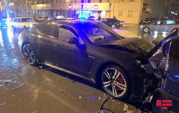 Bakıda "Porsche" qəza törədib, xəsarət alan var - FOTO