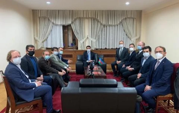 Hikmət Hacıyev xarici jurnalistlərin suallarını cavablandırıb - FOTO