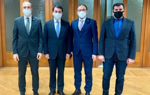 Hikmət Hacıyev xarici jurnalistlərin suallarını cavablandırıb - FOTO