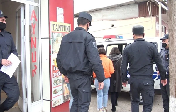 Polis çay evi, kafe və gözəllik salonunda əməliyyat keçirdi - Saxlanılanlar var - FOTO
