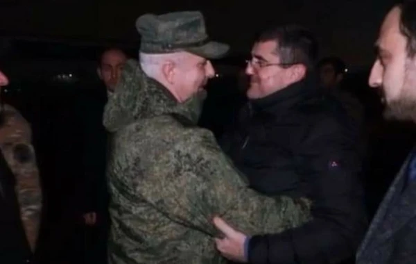 Muradovla Araikin müzakirələrə səbəb olan qucaqlaşması...