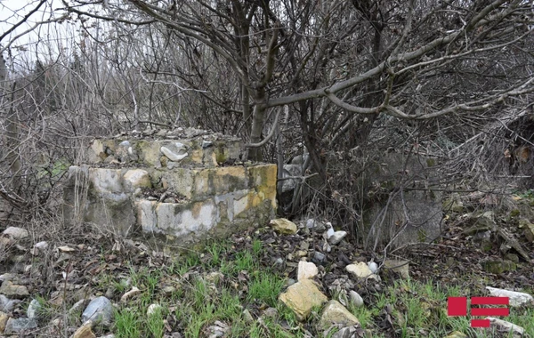 Məhəmməd Füzulinin Füzuli şəhərinin mərkəzindəki heykəlinin qalıqları tapılıb - FOTO