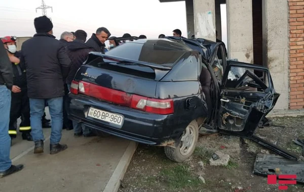 Ucarda avtomobil dayanacağa çırpılıb, iki nəfər ölüb