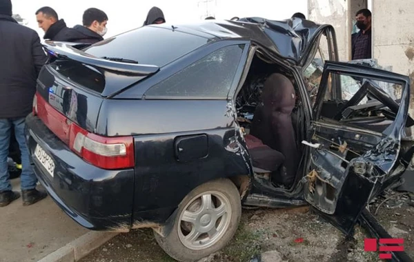 Ucarda avtomobil dayanacağa çırpılıb, iki nəfər ölüb