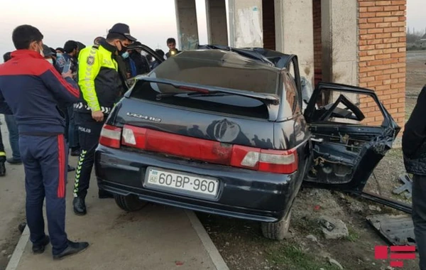 В Азербайджане автомобиль врезался в остановку, погибли 2 человека - ФОТО