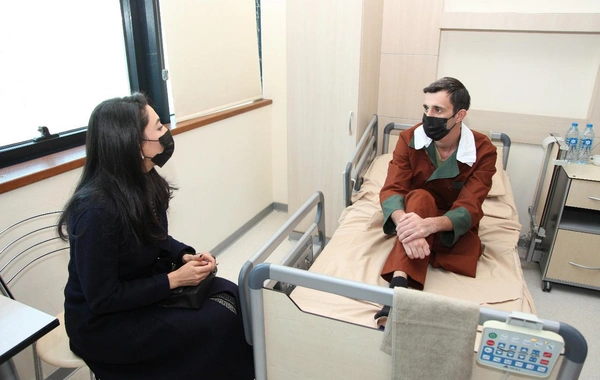 Ombudsman yaralanmış hərbçilərə baş çəkdi - FOTO
