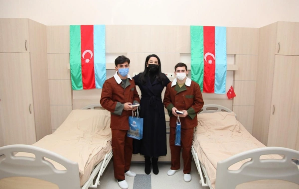 Ombudsman yaralanmış hərbçilərə baş çəkdi - FOTO