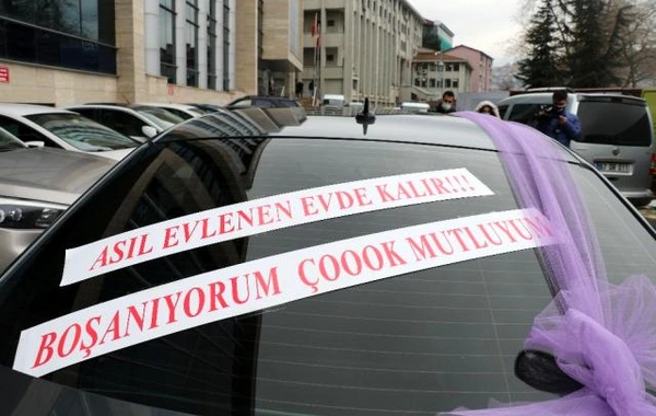 Türkiyədə boşanmaq üçün məhkəməyə gələn şəxsdən maraqlı addım - VİDEO