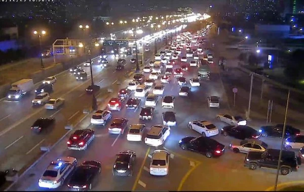 Paytaxtın küçə və prospektlərində sıxlıq yaranıb